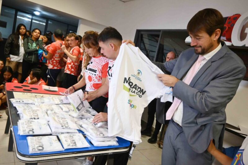 El Municipio entregó kits deportivos a los Teams participantes de la Media Maratón de la Ciudad