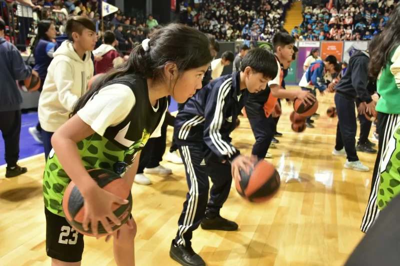 Los niños hicieron vibrar el Estadio Federación en la inauguración de la Experiencia Jujuy Básquet
