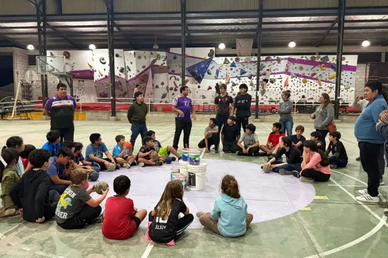 Pintando el Polideportivo 23 de Agosto de la UNJu